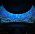 Kino sferyczne z kopulowym ekranem pokazujacym ocean i podwodne zwierzeta sala kinowa z widzami ogladajacymi morskie zycie na panoramicznym ekranie ryby koralowce zycie podwodne wyswietlane na sferycznym ekra