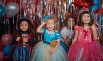 bal karnawalowy zdjecie dzieci w wieku przedszkolnym kostiumy balony serpentyny