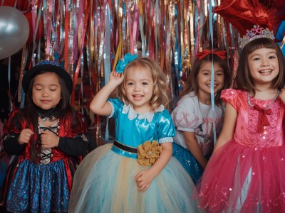 bal karnawalowy zdjecie dzieci w wieku przedszkolnym kostiumy balony serpentyny